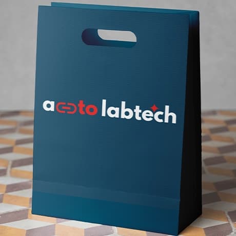 Tassen met uitgestanste handgreep