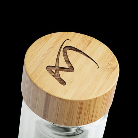 Glazen flessen met theezeefje