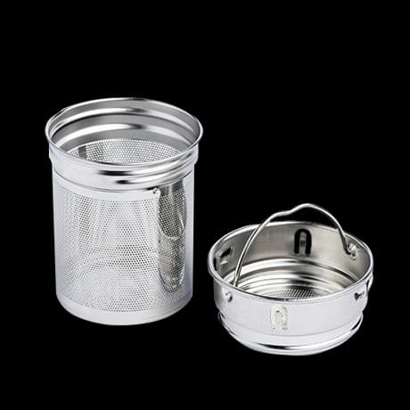 Glazen flessen met theezeefje