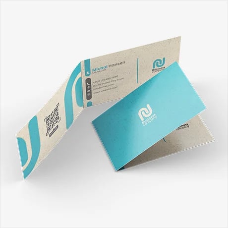 Gevouwen visitekaartjes op milieuvriendelijk papier, bedrukt in full colour.
