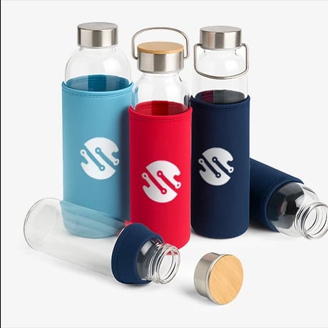 Gepersonaliseerde glazen fles met logo voor promotioneel gebruik